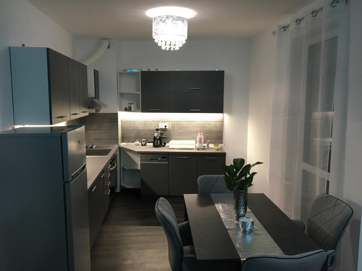 Queen Apartman Debrecen Bagian luar foto