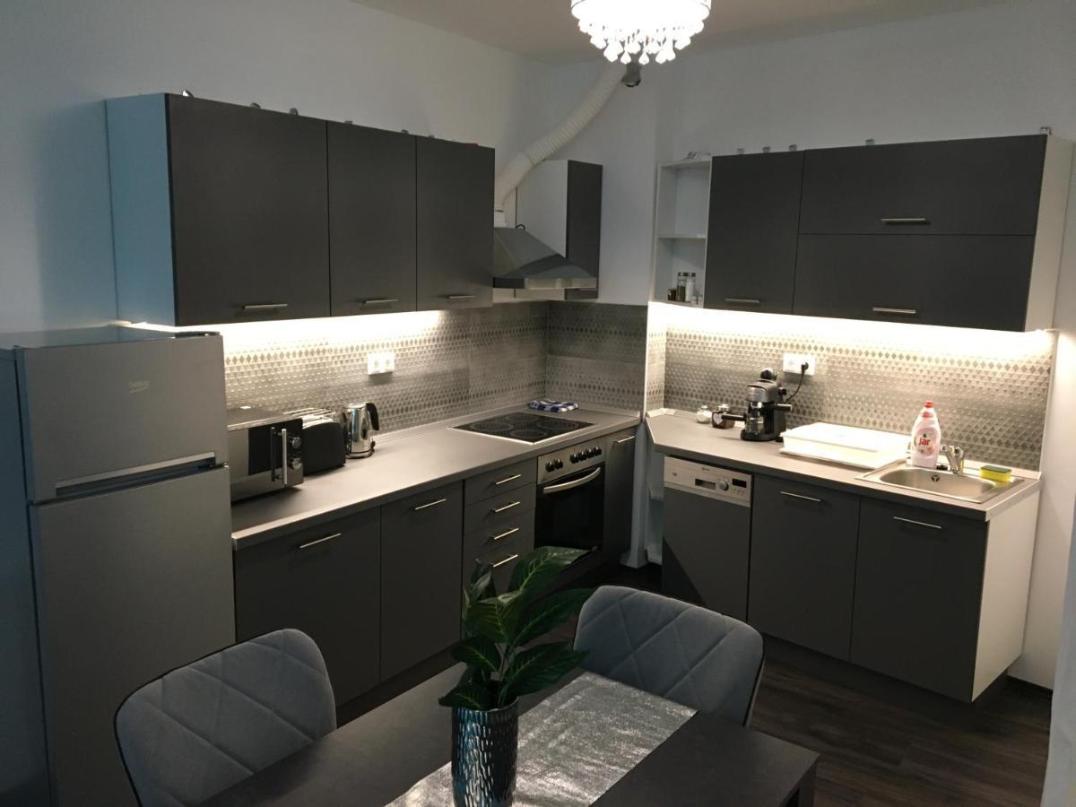 Queen Apartman Debrecen Bagian luar foto