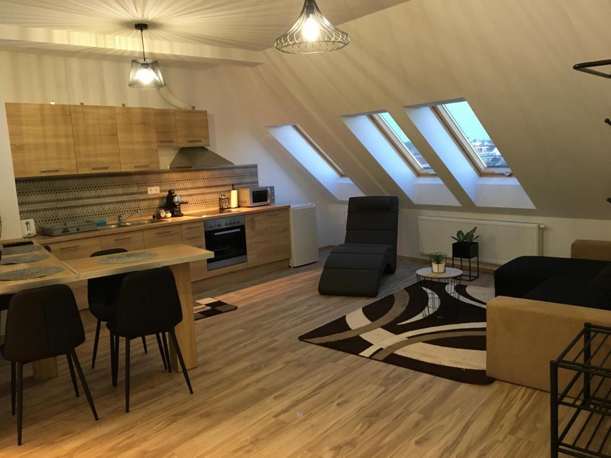 Queen Apartman Debrecen Bagian luar foto