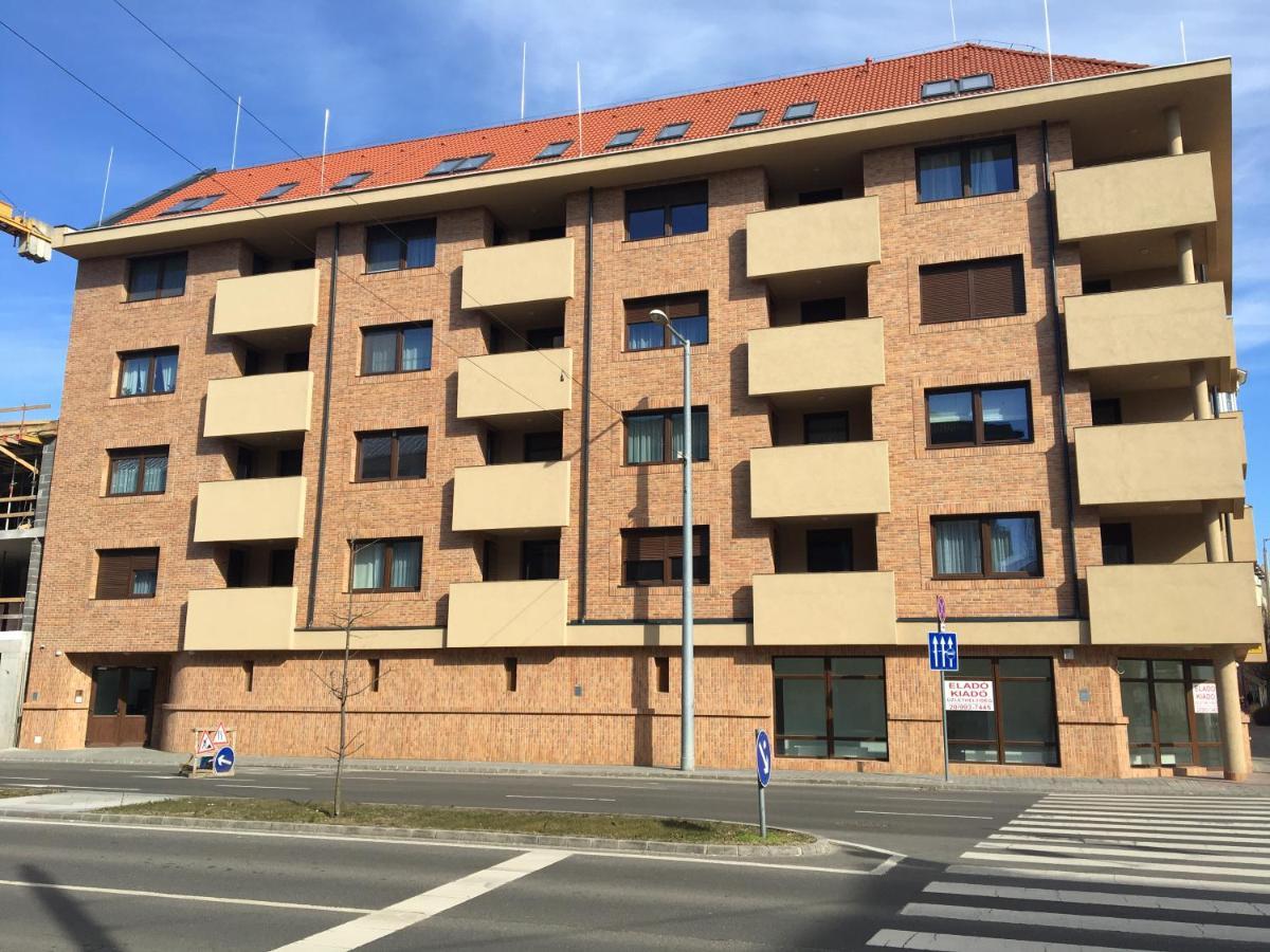 Queen Apartman Debrecen Bagian luar foto