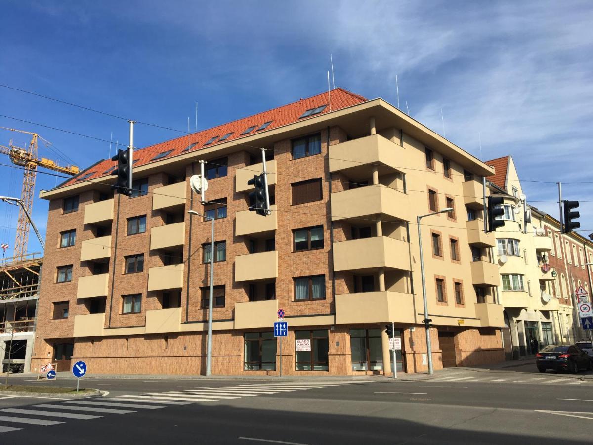 Queen Apartman Debrecen Bagian luar foto